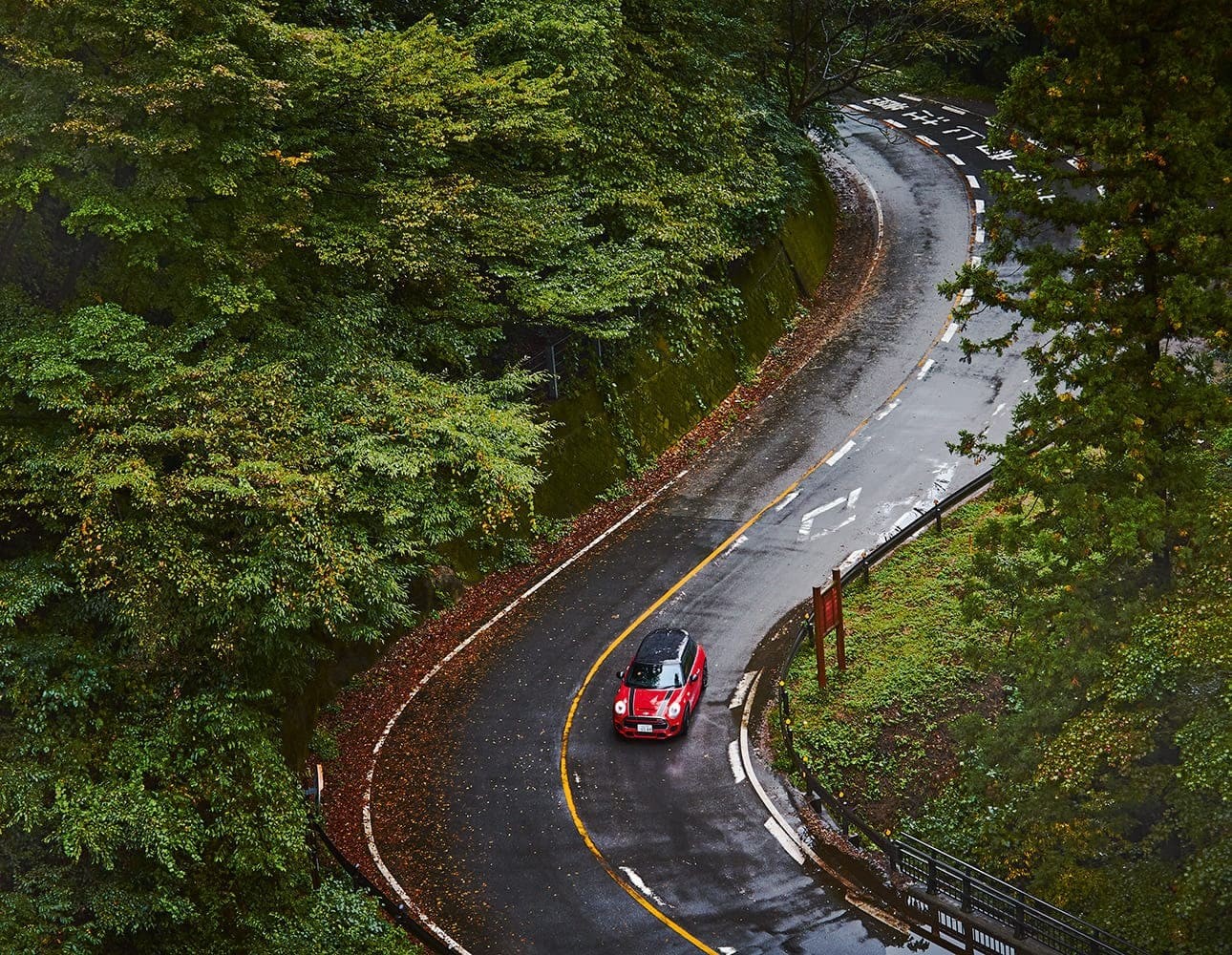 Roter MINI auf Landstraße Roter MINI auf Landstraße